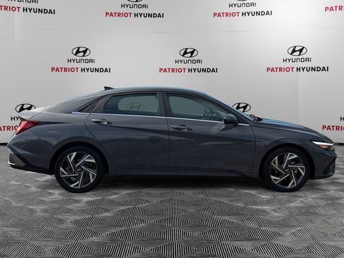 Used 2025 Hyundai Elantra SEL FWD image 2