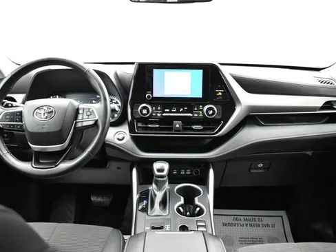 Used 2025 Toyota Highlander LE FWD image 19