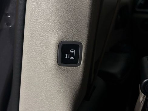 Used 2022 Chrysler Voyager LX FWD image 39
