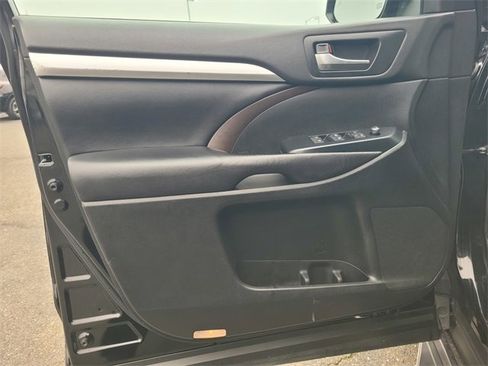 Used 2019 Toyota Highlander image 18