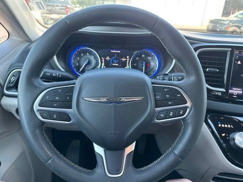 Used 2023 Chrysler Pacifica Touring-L FWD image 17