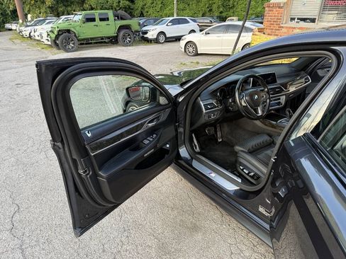 Used 2018 BMW 740i RWD image 9