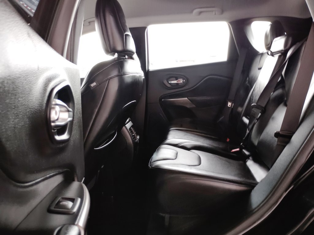 Used 2020 Jeep Cherokee Limited AWD/4WD image 19