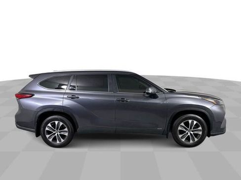 Used 2023 Toyota Highlander XLE AWD/4WD image 9