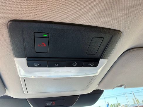 Used 2025 Nissan Pathfinder SV AWD/4WD image 16