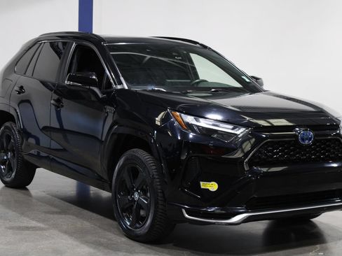 Used 2022 Toyota RAV4 SE w/ Weather & Moonroof Package AWD/4WD image 4
