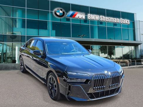 Certified 2025 BMW i7 eDrive50 w/ Executive Package RWD image 3