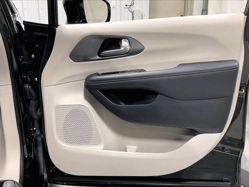 Used 2024 Chrysler Pacifica Touring-L image 24