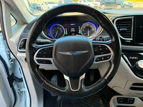 Used 2021 Chrysler Pacifica Touring-L FWD image 21