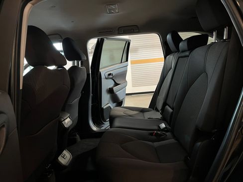 Used 2025 Toyota Highlander LE FWD image 27