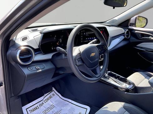Used 2025 Chevrolet Trax LT FWD image 19