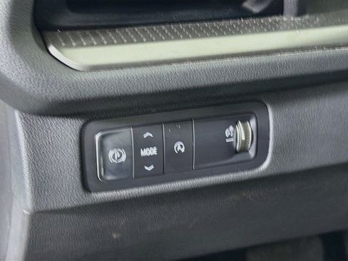 Used 2025 Chevrolet Traverse LT FWD image 17