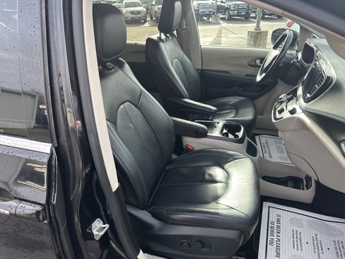 Used 2021 Chrysler Pacifica Touring-L image 16