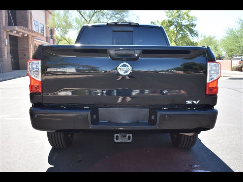 Used 2018 Nissan Titan SV w/ SV Convenience Package RWD image 9