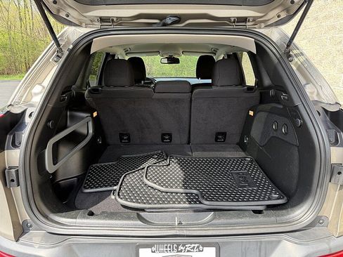 Used 2016 Jeep Cherokee Latitude w/ Cold Weather Group image 29