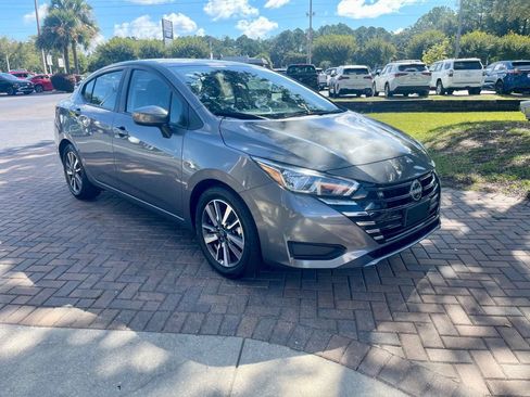 Used 2023 Nissan Versa SV image 7