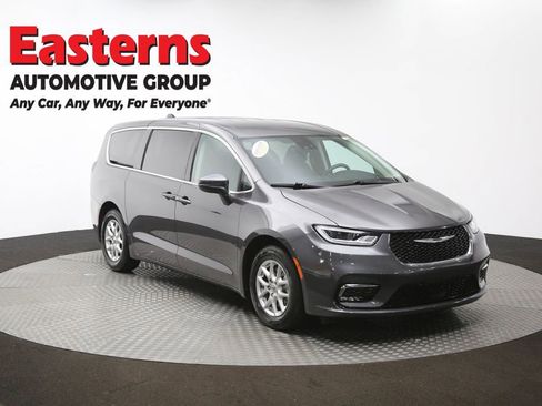 Used 2023 Chrysler Pacifica Touring-L FWD image 52