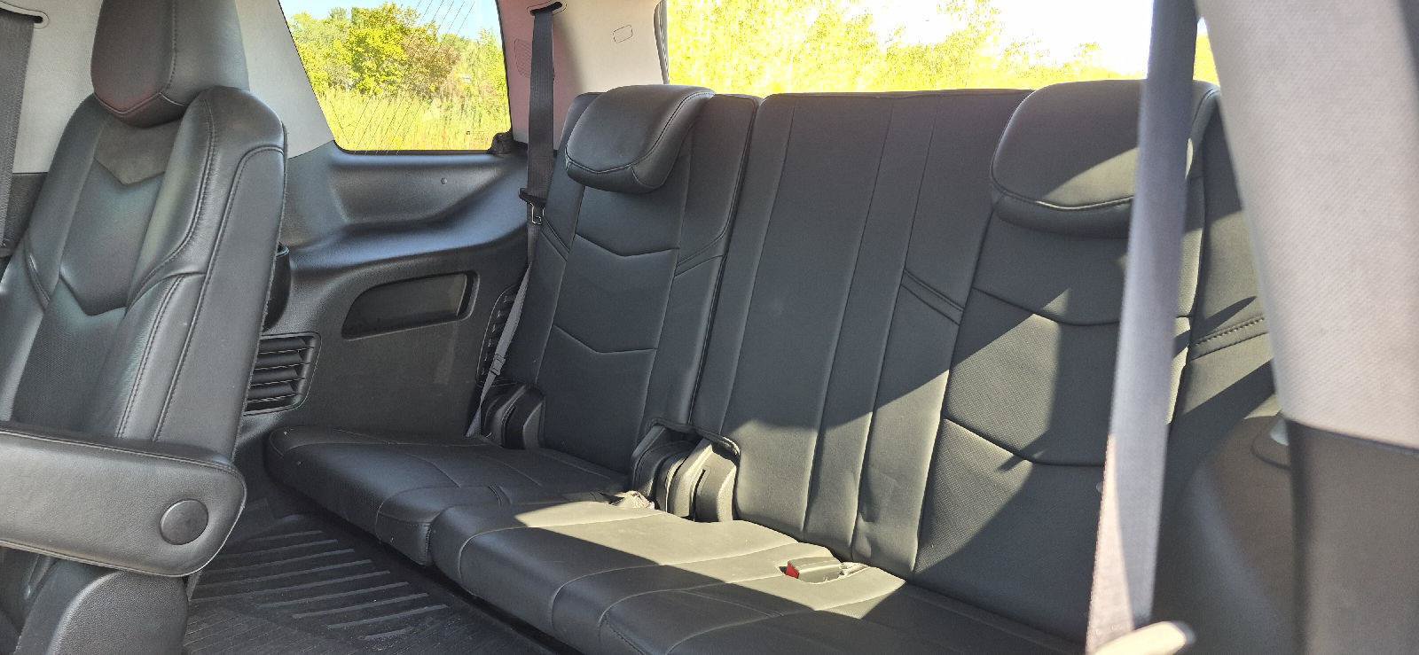 Used 2019 Cadillac Escalade Luxury w/ LPO, Radiant Package AWD/4WD image 7