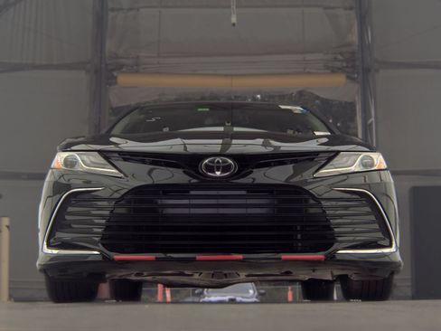 Used 2022 Toyota Camry XLE FWD image 4