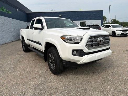 Used 2017 Toyota Tacoma TRD Sport w/ Premium & Technology Package AWD/4WD image 7