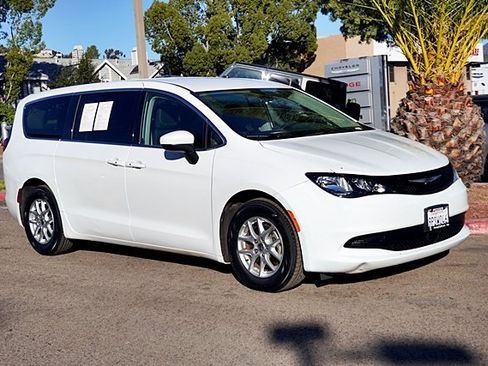Certified 2022 Chrysler Voyager LX image 5