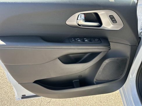 New 2026 Chrysler Pacifica Select w/ S Appearance Package FWD image 13