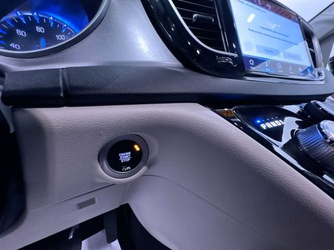 Used 2024 Chrysler Pacifica Touring-L image 17