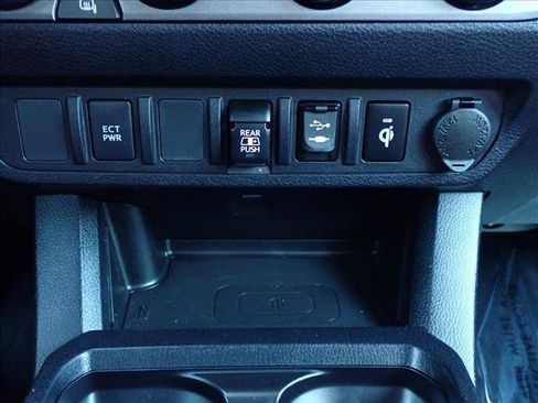 Used 2019 Toyota Tacoma TRD Off-Road AWD/4WD image 17