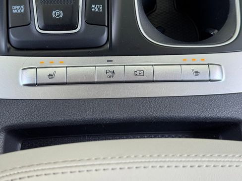 Used 2023 Kia Carnival LX FWD image 29