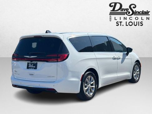 Used 2026 Chrysler Pacifica Limited FWD image 3
