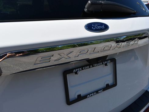 Used 2021 Ford Explorer XLT w/ Equipment Group 202A RWD image 33