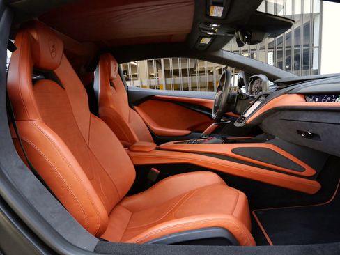 Used 2025 Lamborghini Revuelto AWD/4WD image 8