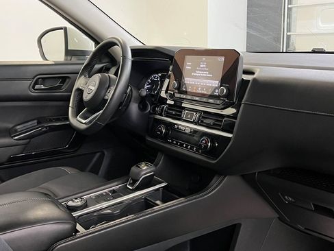 Used 2024 Nissan Pathfinder SV image 11