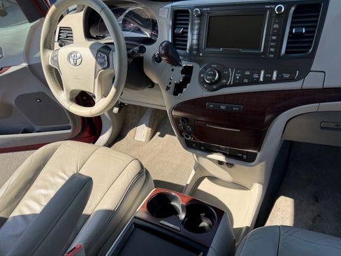 Used 2011 Toyota Sienna XLE w/ Premium Pkg image 24