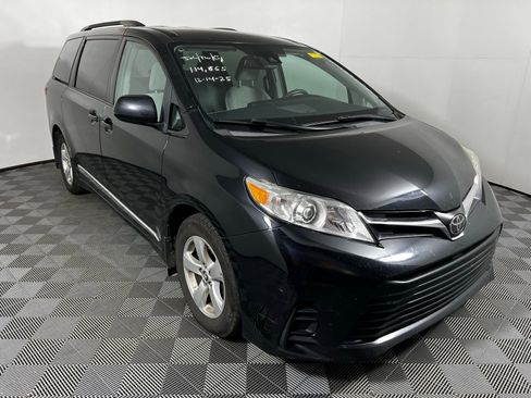 Used 2018 Toyota Sienna LE image 3