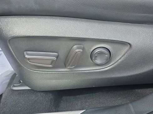 Used 2022 Toyota Highlander XLE AWD/4WD image 19