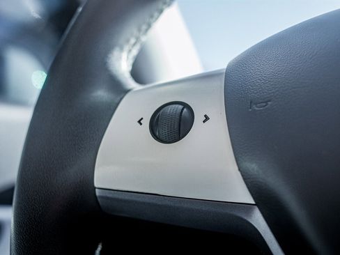 Used 2020 Tesla Model Y Long Range image 19