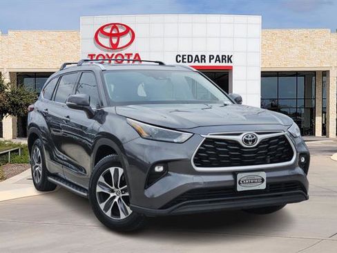 Certified 2022 Toyota Highlander XLE image 1