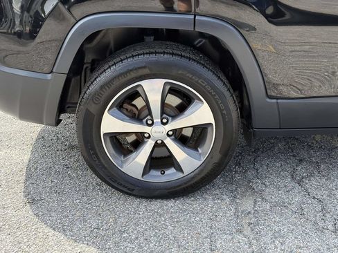Used 2019 Jeep Cherokee Limited AWD/4WD image 10