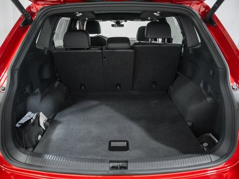 Used 2024 Volkswagen Tiguan SE R-Line image 9