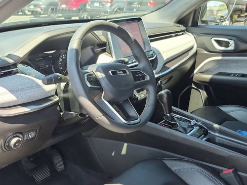 Used 2025 Jeep Compass Latitude w/ Sun & Sound Group AWD/4WD image 15