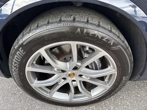 Used 2024 Porsche Cayenne Coupe AWD/4WD image 11