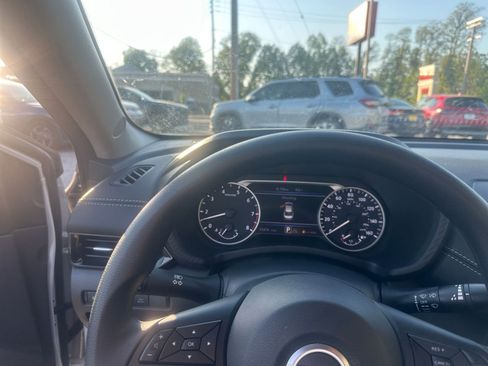 Used 2025 Nissan Sentra SV FWD image 32