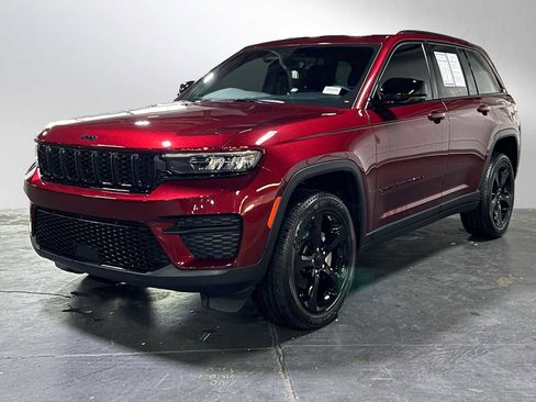 Used 2023 Jeep Grand Cherokee Altitude AWD/4WD image 7