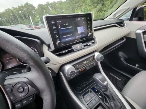 Used 2021 Toyota RAV4 XLE Premium image 17