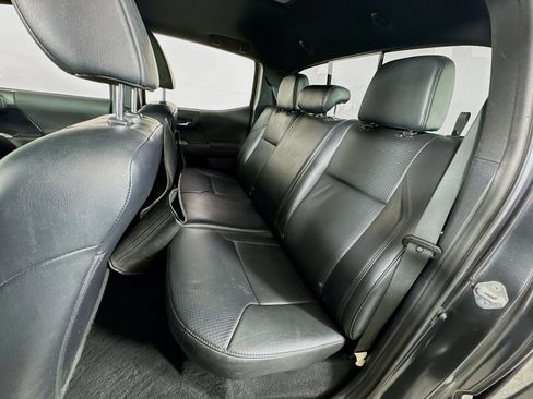 Used 2019 Toyota Tacoma TRD Sport AWD/4WD image 18
