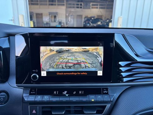 Used 2025 Toyota Camry SE image 17