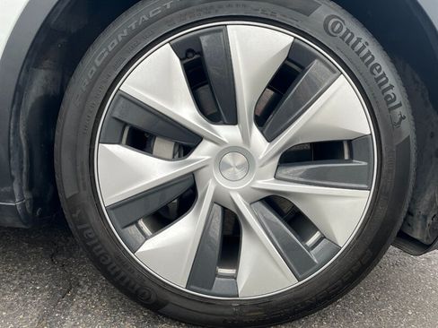 Used 2022 Tesla Model Y Long Range AWD/4WD image 37