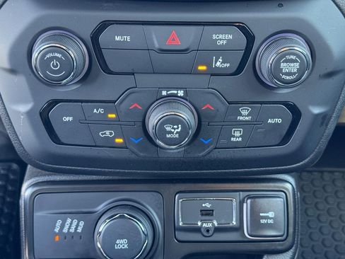 Used 2022 Jeep Renegade Limited image 22