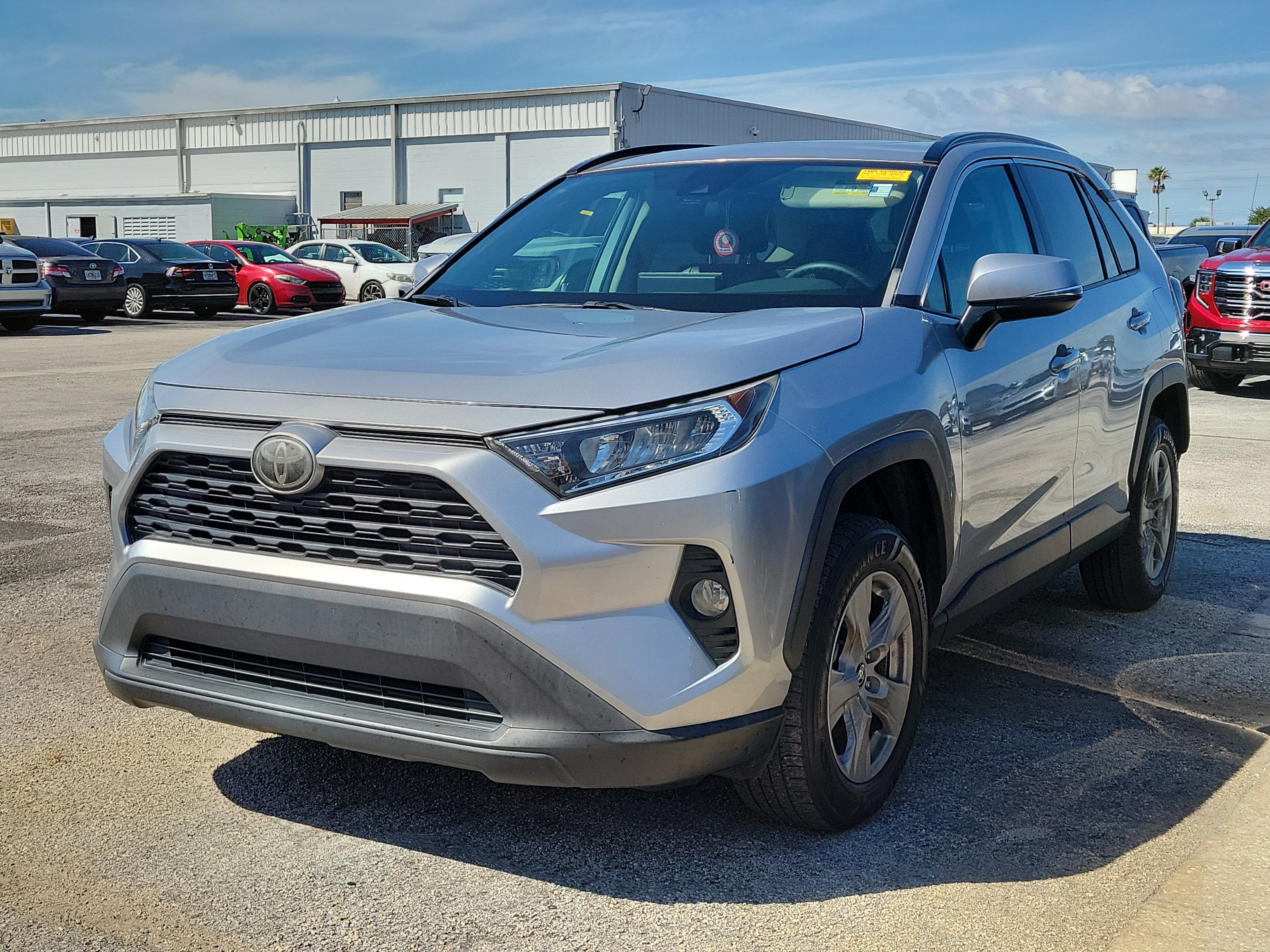 Used 2021 Toyota RAV4 XLE w/ Convenience Package FWD image 3